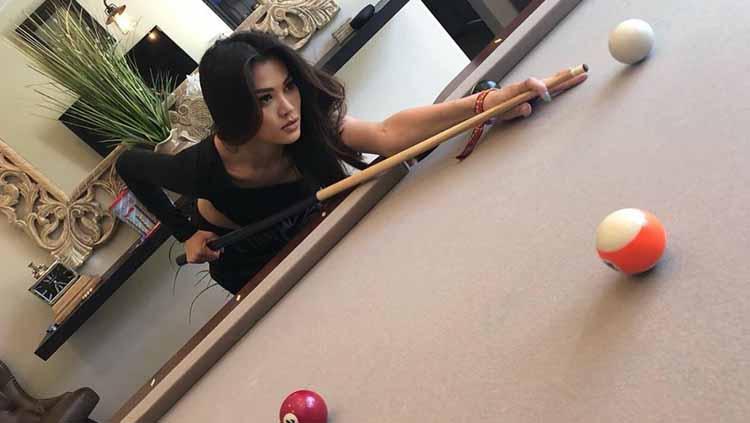 Adinda Bakrie dengan pose cantiknya saat bemain billiard.