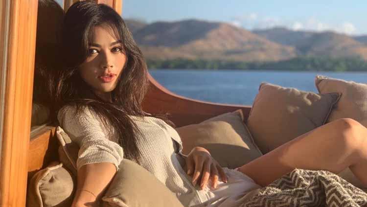 Adinda Bakrie tengah menikmati liburan di salah satu pantai.