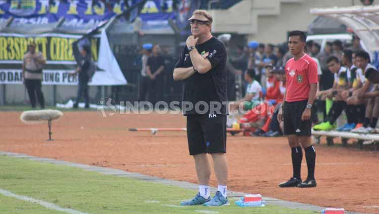 Pelatih Persib Bandung, Robert Rene Albert saat pertandingan kandang Liga 1 2019 menghadapi Barito Putera di Stadion Si Jalak Harupat, Kabupaten Bandung, Minggu (24/11/2019). Copyright: Arif Rahman/INDOSPORT