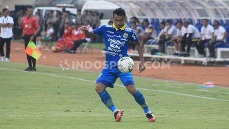 Gelandang Persib Abdul Aziz saat pertandingan menghadapi Barito Putera di Stadion Si Jalak Harupat, Kabupaten Bandung, Minggu (24/11/2019) - INDOSPORT