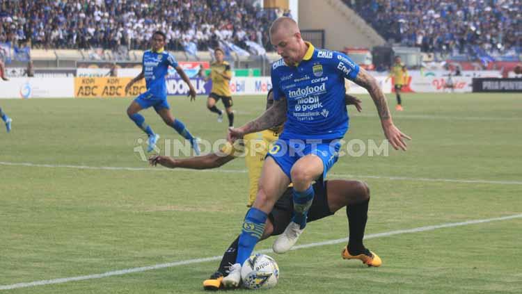 Striker Persib Bandung, Kevin van Kippersluis dijegal pemain Barito Putera saat laga kandang Liga 1 2019 di Stadion Si Jalak Harupat, Kabupaten Bandung, Minggu (24/11/2019) Copyright: Arif Rahman/INDOSPORT