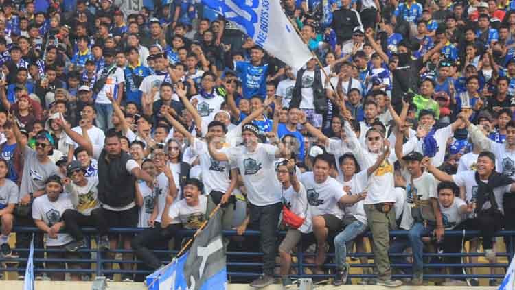 Bobotoh saat menyaksikan Persib Bandung menghadapi Barito Putera di Stadion Si Jalak Harupat, Kabupaten Bandung, Minggu (24/11/2019)