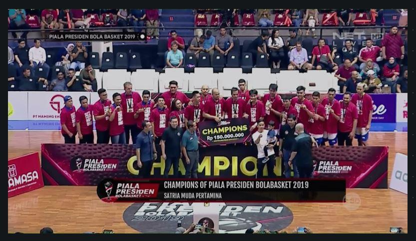 Jan Ethes dan tim Satria Muda Pertaminam juara Piala Presiden Bola Basket 2019 Copyright: Live/NET