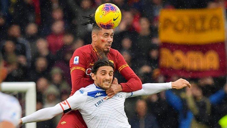 Chris Smalling saat menanduk bola dalam pertandingan Serie A Italia giornata ke-13 antara AS Roma vs Brescia, Minggu (24/11/19) malam WIB.