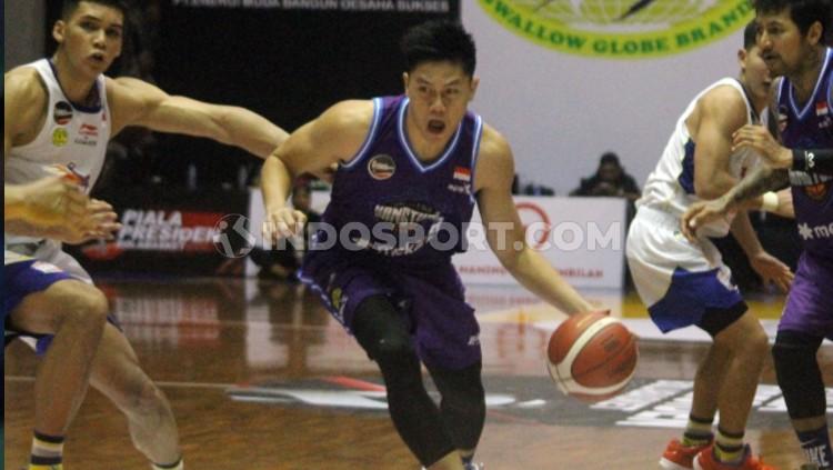 Power forward Satria Muda Pertamina, Kevin Yonas Sitorus (kiri) berusaha mengadang pemain Amartha Hangtuah dalam final Piala Presiden di GOR Sritex Arena, Solo, Minggu (24/11/19).