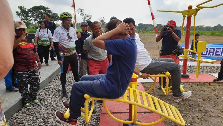 Kemenpora menyerahkan bantuan alat olahraga di ruang terbuka di Kabupaten Kulon Progo, Jawa Tengah. Copyright: Humas Kemenpora