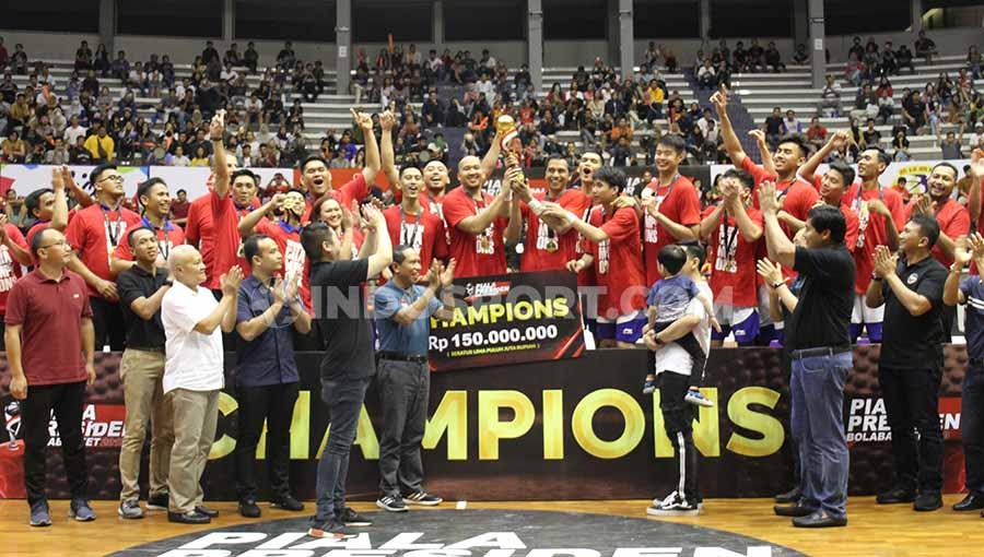 Satria Muda Pertamina Jakarta keluar sebagai juara pada Piala Presiden 2019 bola basket, setelah mengalahkan Amartha Hangtuah 51-43 pada laga final di GOR Sritex Arena, Solo, Minggu (24/11/19). - INDOSPORT