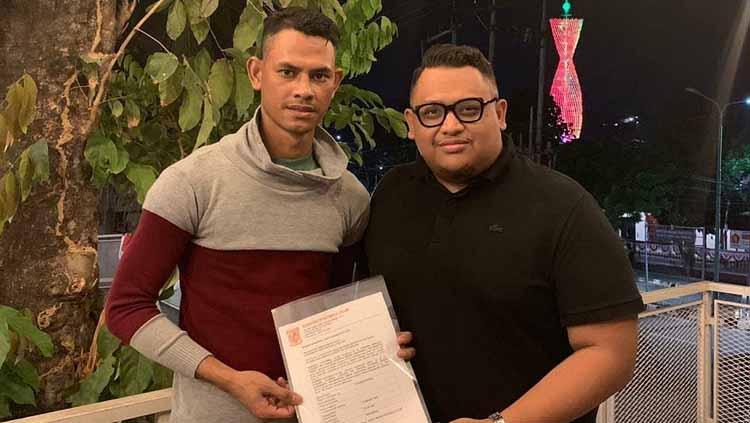 Kiper asal Aceh Rahmanuddin (kiri) dan pemilik Borneo FC Nabil Husein (kanan). Copyright: Instagram@Borneofc.id