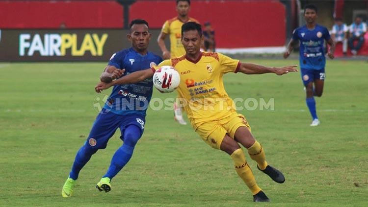 Duel penyerang Persiraja Assanur Rijal (kiri) dengan bek Sriiwjaya FC, Zulkifli Syukur dalam perebutan tempat ketiga Liga 2 2019 di Stadion Kapten I Wayan Dipta, Gianyar, Senin (25/11/19). Copyright: Nofik Lukman Hakim/INDOSPORT