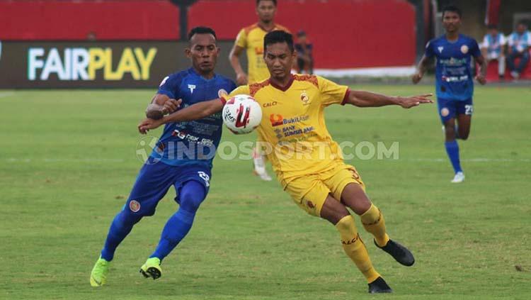 Duel penyerang Persiraja Assanur Rijal (kiri) dengan bek Sriiwjaya FC, Zulkifli Syukur dalam perebutan tempat ketiga Liga 2 2019 di Stadion Kapten I Wayan Dipta, Gianyar, Senin (25/11/19). Copyright: Nofik Lukman Hakim/INDOSPORT
