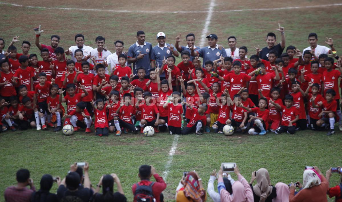 Sebanyak 91 anak di bawah usia 12 tahun mengikuti acara coaching clinic yang digelar Persija Jakarta bertajuk Siner91 Grassroot di Gor Soemantri Brojonegoro, Kuningan Jakarta, Senin (25/11/19). Pelatihan sepakbola dari pelatih dan lima pemain Persija ini - INDOSPORT