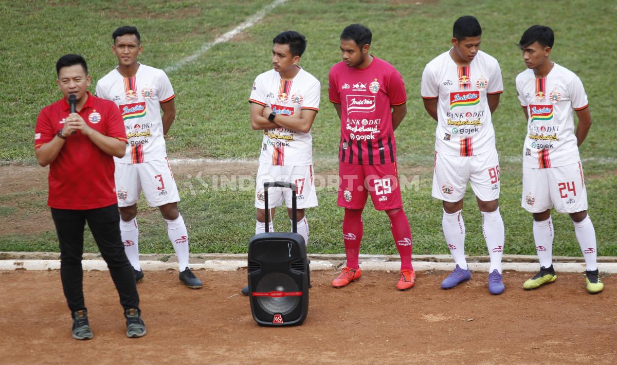 Pelatihan sepakbola dari pelatih dan lima pemain Persija ini digelar di Soemantri Brojonegoro, Kuningan Jakarta, Senin (25/11/19).