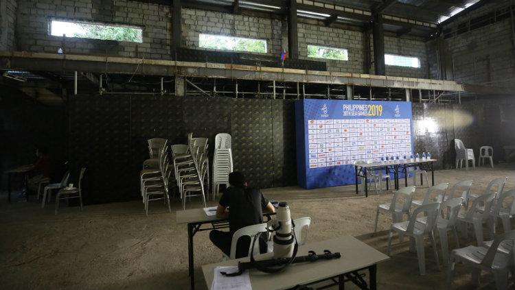 Tembok tak bercat dan kursi ala warung bakso menghiasi ruang media SEA Games 2019 di Stadion Rizal Memoria Filipina. Copyright: Philippine Star