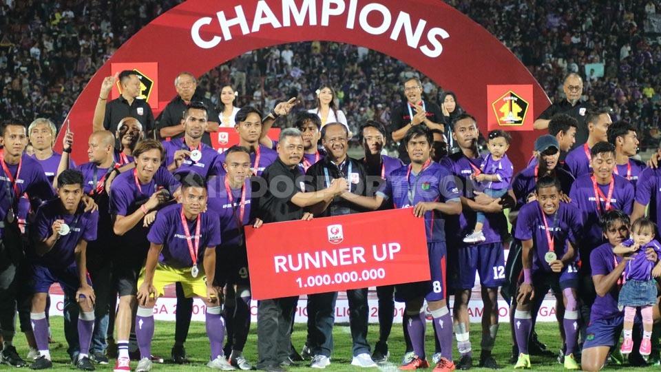 Skuat Persita Tangerang menerima giant check sebesar Rp 1 Miliar setelah berhasil menjadi juara kedua Liga 2 2019 - INDOSPORT
