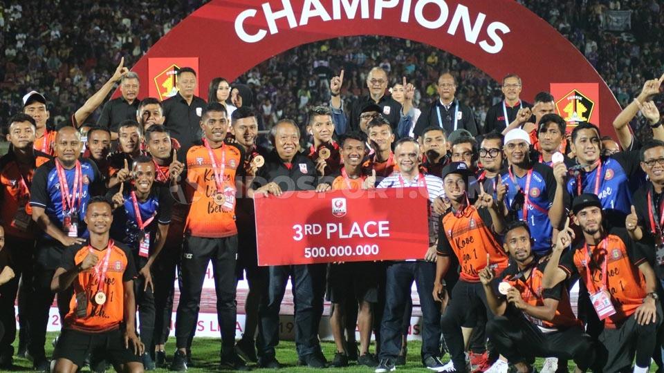 Tim Persiraja Banda Aceh menerima giant check sebesar Rp 500 Juta sebagai juara ketiga Liga 2 2019. Copyright: Nofik Lukman Hakim/INDOSPORT