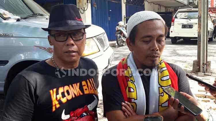 Tulus Budi (kanan) Koordinator aksi solidaritas suporter dari berbagai klub mendatangi kantor Asosiasi Provinsi (Asprov) Jatim. Mereka melakukan aksi solidaritas menuntut agar salah satu suporter Indonesia segera di bebaskan di Malaysia, Selasa (26/11/19).