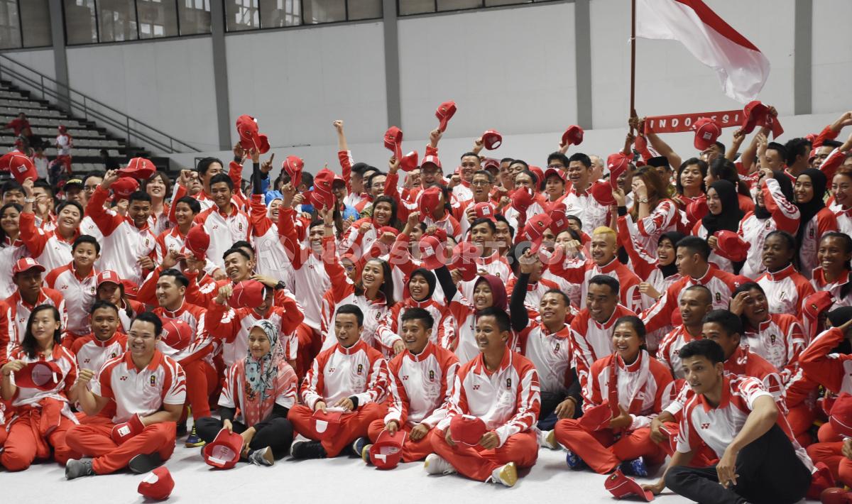 Para atlet foto bersama usai acara pelepasan Kontingen SEA Games Indonesia 2019 di Hall A Basket GBK, Senayan, Rabu (27/11/19). - INDOSPORT