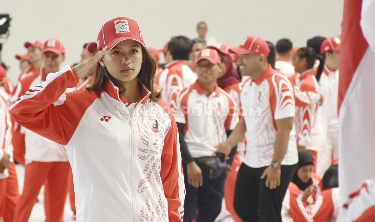 Prosesi mencium bendera Merah Putih oleh atlet pada acara pelepasan Kontingen SEA Games Indonesia 2019 di Hall A Basket GBK, Senayan, Rabu (27/11/19).