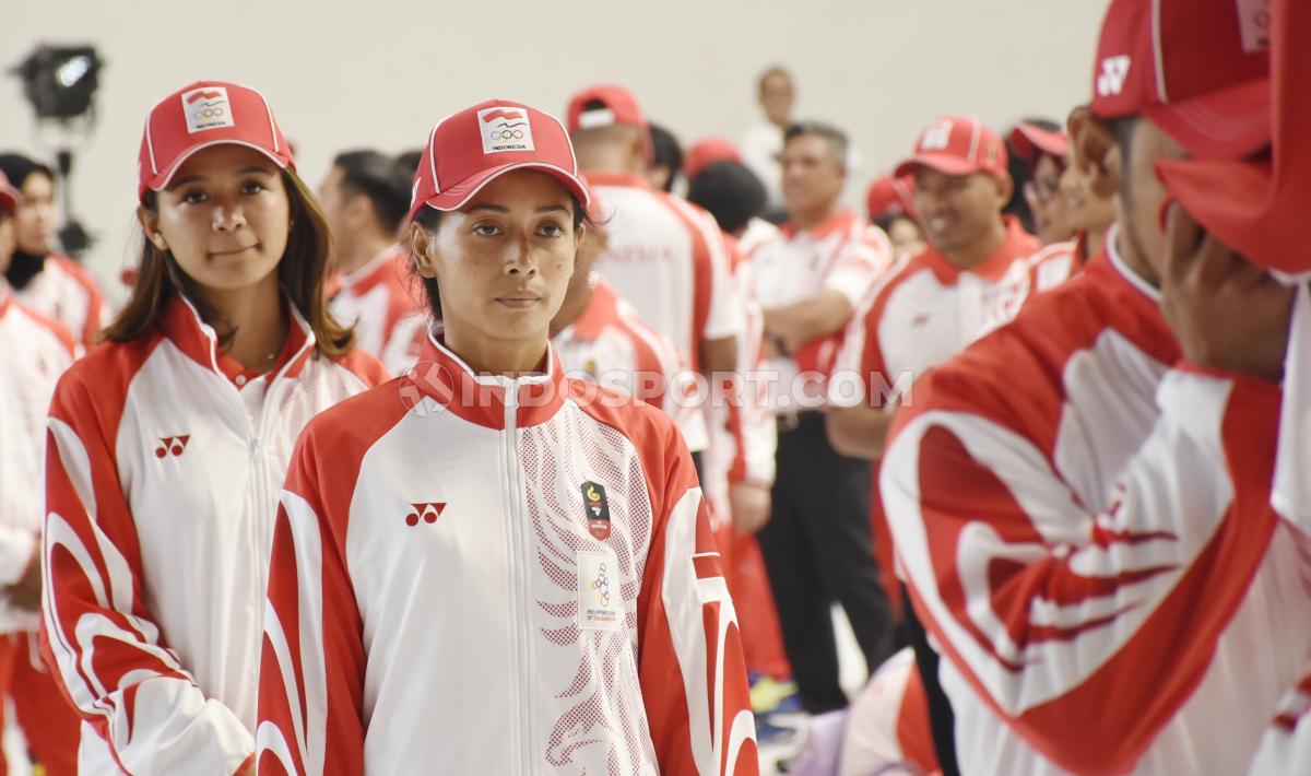 Prosesi mencium bendera Merah Putih oleh atlet pada acara pelepasan Kontingen SEA Games Indonesia 2019 di Hall A Basket GBK, Senayan, Rabu (27/11/19).