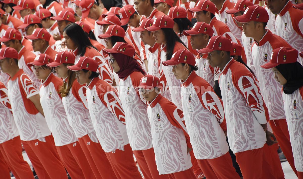 Prosesi mencium bendera Merah Putih oleh atlet pada acara pelepasan Kontingen SEA Games Indonesia 2019 di Hall A Basket GBK, Senayan, Rabu (27/11/19).