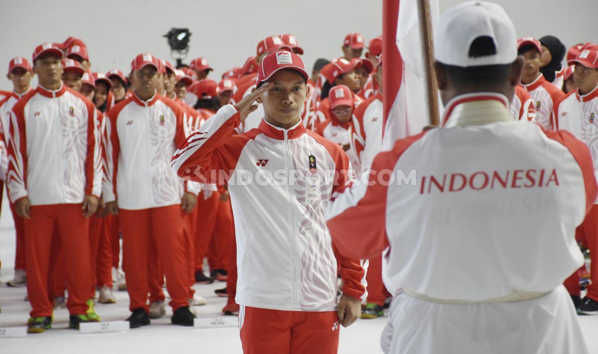 Prosesi mencium bendera Merah Putih oleh atlet pada acara pelepasan Kontingen SEA Games Indonesia 2019 di Hall A Basket GBK, Senayan, Rabu (27/11/19).