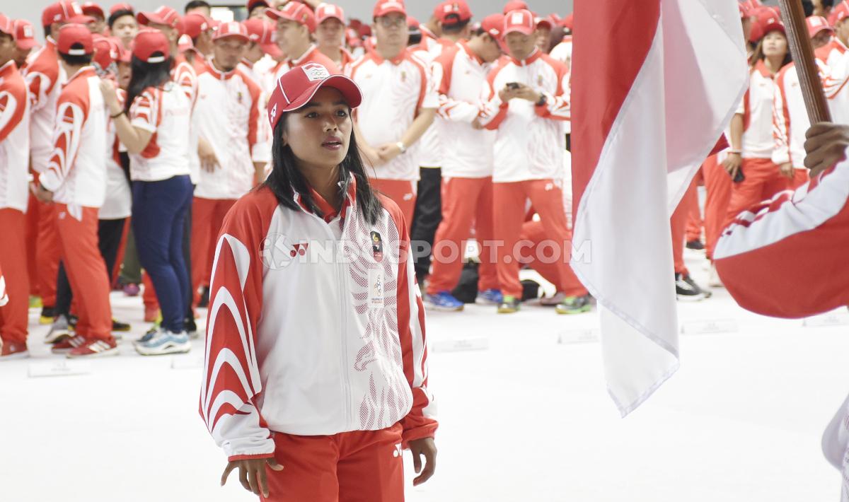 Atlet lari Triyaningsih melakukan prosesi mencium bendera Merah Putih oleh atlet pada acara pelepasan Kontingen SEA Games Indonesia 2019 di Hall A Basket GBK, Senayan, Rabu (27/11/19).