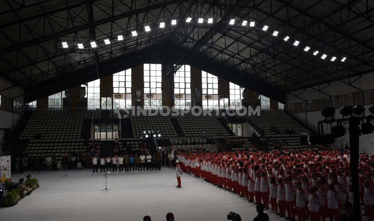 Pesilat Indonesia, Hanifan Yudani Kusumah, dan atlet Karate Defia Rosmainar membacakan janji atlet pada acara pelepasan Kontingen SEA Games Indonesia 2019 di Hall A Basket GBK, Senayan, Rabu (27/11/19).