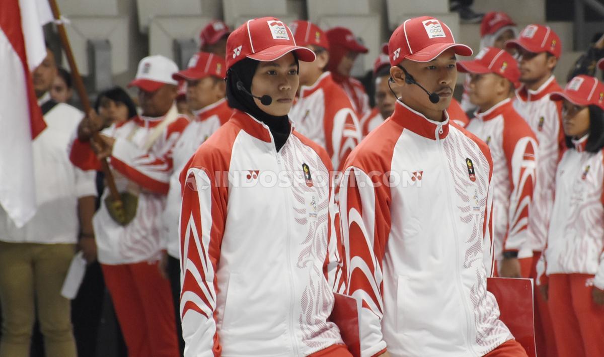 Pesilat Indonesia, Hanifan Yudani Kusumah, dan atlet Karate Defia Rosmainar membacakan janji atlet pada acara pelepasan Kontingen SEA Games Indonesia 2019 di Hall A Basket GBK, Senayan, Rabu (27/11/19).