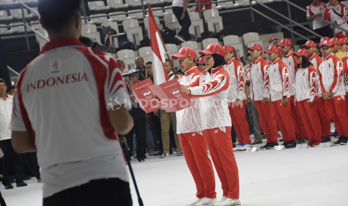 CdM (Chief de Mission) Kontingen Indonesia, Harry Warganegara menerima dan mengibarkan bendera Merah Putih pada acara pelepasan Kontingen SEA Games Indonesia 2019 di Hall A Basket GBK, Senayan, Rabu (27/11/19).