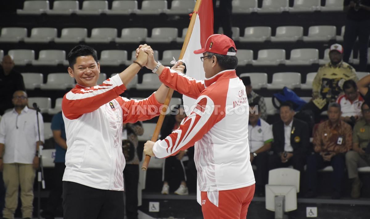 CdM (Chief de Mission) Kontingen Indonesia, Harry Warganegara menerima dan mengibarkan bendera Merah Putih pada acara pelepasan Kontingen SEA Games Indonesia 2019 di Hall A Basket GBK, Senayan, Rabu (27/11/19).