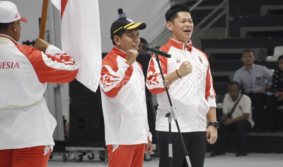 CdM (Chief de Mission) Kontingen Indonesia, Harry Warganegara menerima dan mengibarkan bendera Merah Putih pada acara pelepasan Kontingen SEA Games Indonesia 2019 di Hall A Basket GBK, Senayan, Rabu (27/11/19).