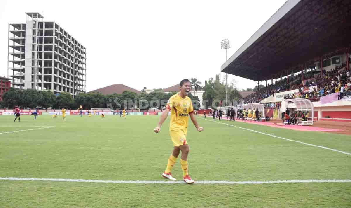 Adam Alis melakukan selebrasi ke gawang Arema  FC Copyright: Herry Ibrahim/INDOSPORT