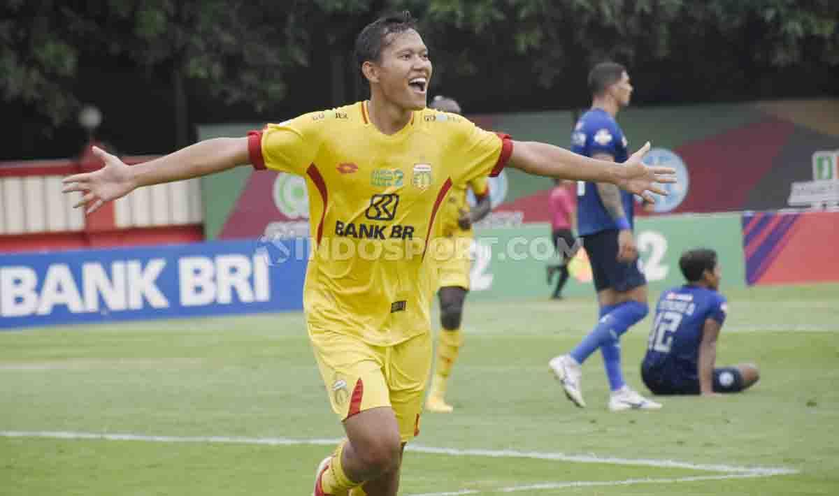 Adam Alis melakukan selebrasi usai cetak gol ke gawang Arema FC dalam pertandingan Liga 1.
