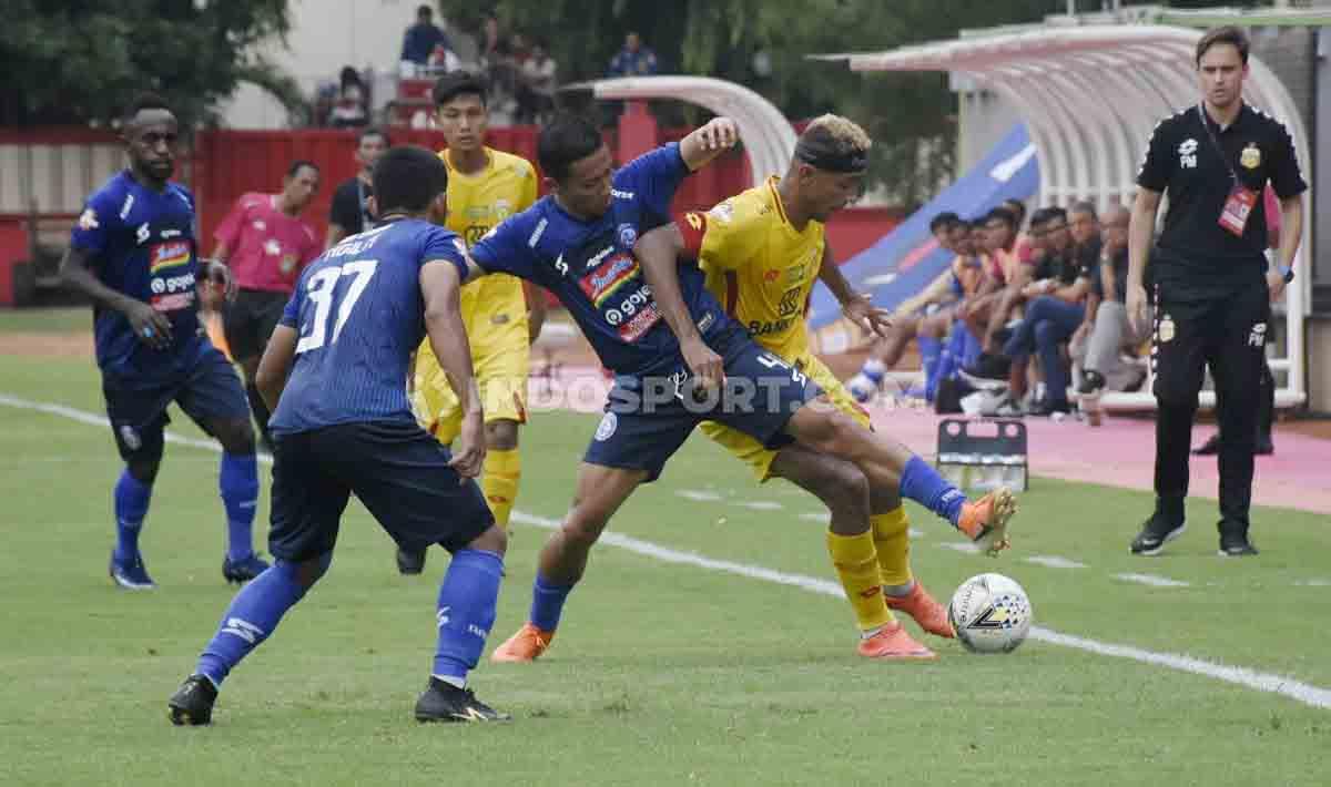 Duel sengit pemain dalam laga Bhayangkara FC vs Arema FC di Stadion PTIK dalam lanjutan Shopee Liga 1 2019.