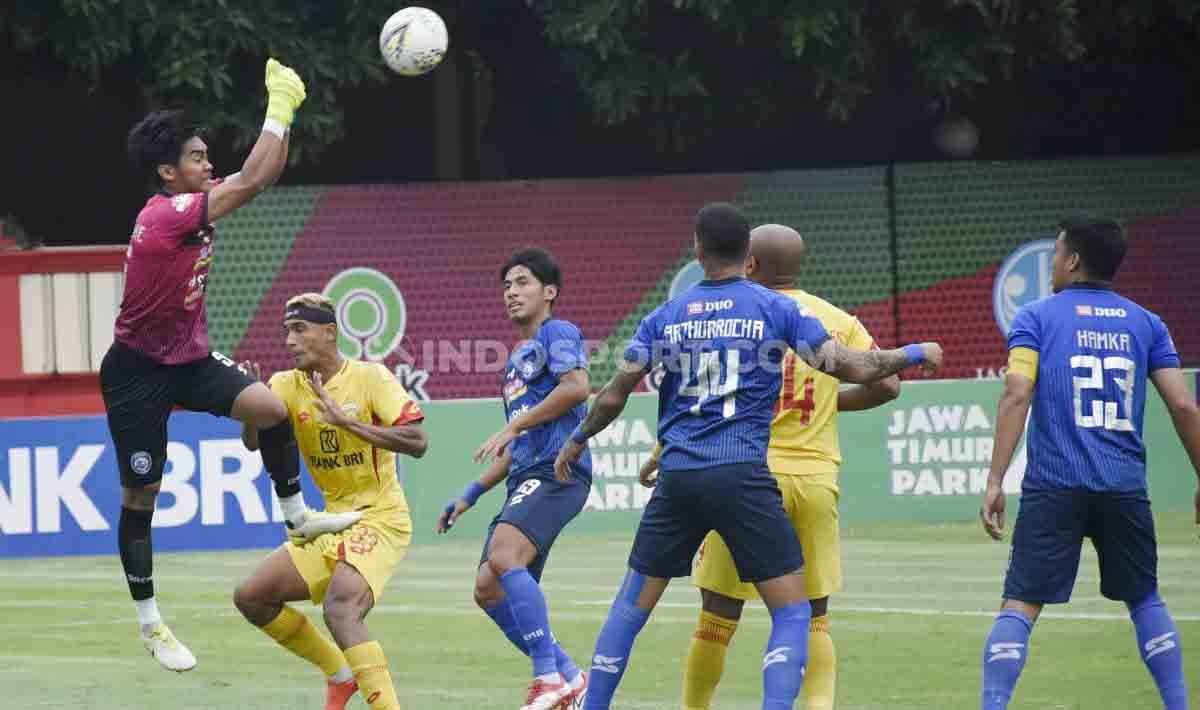 Kiper Bhayangkara FC berupaya menghadang bola udara yang dilancarkan pemain Arema FC di laga Shopee Liga 1 2019.