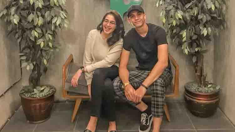 Adu WAGs atau pasangan pesepak bola antara Timnas Indonesia dan Filipina yang akan bertanding di Kualifikasi Piala Dunia 2026, termasuk Destiara Sari.