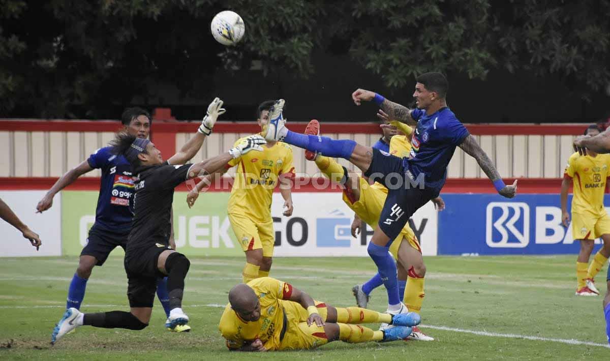 Arthur Cunha berusaha membobol gawang Bhayangkara FC yang dijaga oleh kiper Wahyu Tri Nugroho.