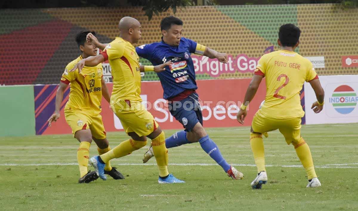 Kapten Arema FC, Hamka Hamzah berusaha keluar dari kawalan pemain Bhayangkara FC dalam laga Shopee Liga 1 2019.