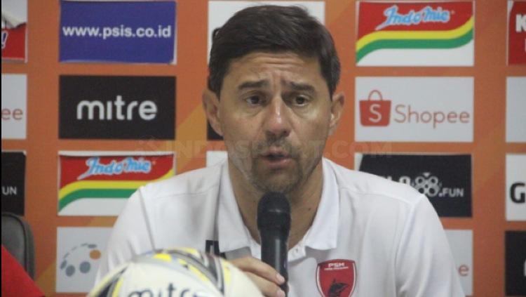 Darije Kalezic saat konferensi pers usai laga lanjutan Liga 1 2019 antara PSIS Semarang vs PSM Makassar, Rabu (27/11/19) malam WIB.