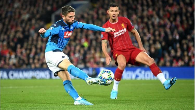 Aksi Dries Mertens mencetak gol dalam pertandingan Liverpool vs Napoli di lanjutan Liga Champions, Kamis (28/11/19). Copyright: twitter.com/ChampionsLeague