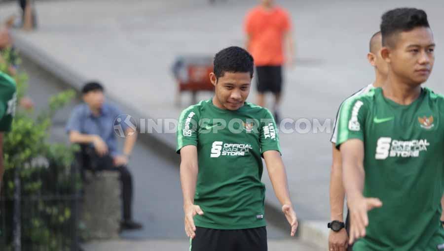 Pemain Timnas Indonesia U-23, Evan Dimas, dalam sesi olahraga ringan di depan hotel menginap jelang melawan Singapura di Stadion Rizal Memorial Stadium, Manila, Kamis (28/11/19).