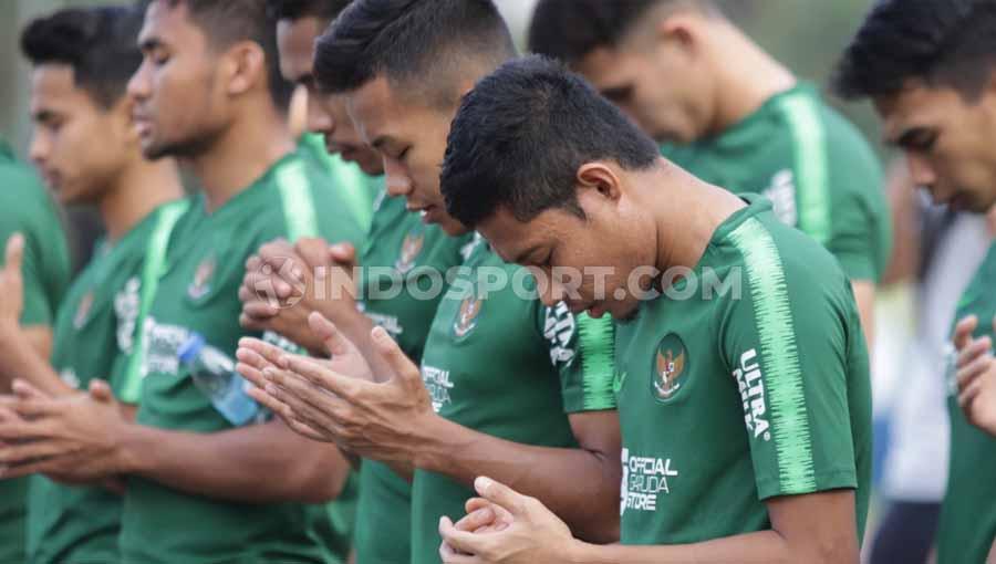 Timnas Indonesia U-23 berdoa sebelum melakukan olahraga ringan di depan hotel menginap jelang melawan Singapura di Stadion Rizal Memorial Stadium, Manila, Kamis (28/11/19).