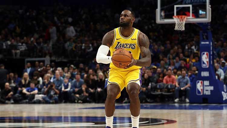 Pemain megabintang NBA yang bermain di LA Lakers, LeBron James saat ingin menembak bola basket Copyright: Ronald Martinez/GettyImages