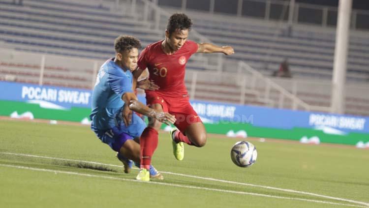 Osvaldo Haay (kanan) mencoba menjaga penguasaan bola Timnas Indonesia U-23 di tengah penjagaan pemain Singapura dalam lanjutan SEA Games 2019, Kamis (28/11/2019).