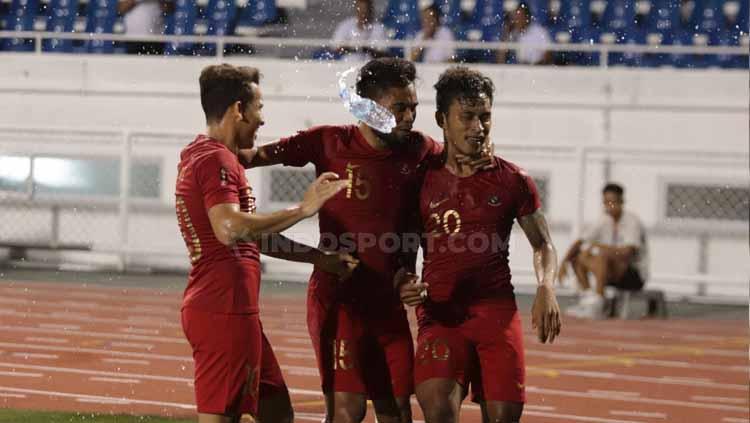 Osvaldo Haay (kanan) bersama Saddil Ramdani (tengah) dan Egy Maulana Vikri (kiri) merayakan gol perdana Timnas Indonesia dalam laga kontra Singapura di penyisihan Grup B SEA Games 2019, Kamis (28/11/2019).