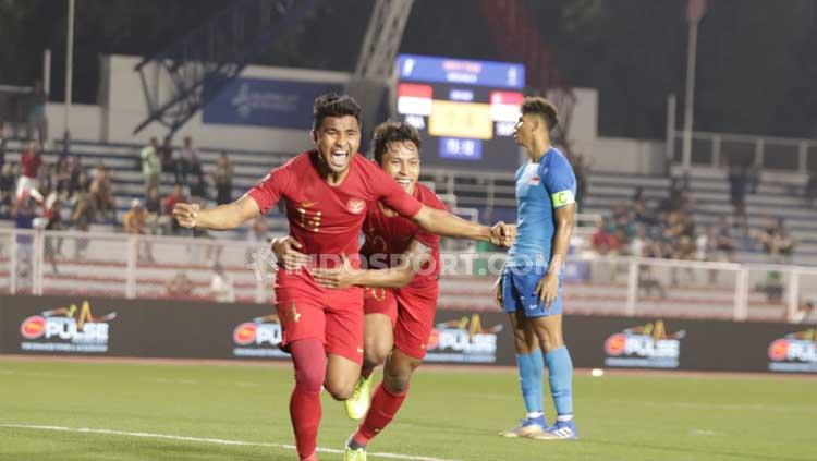 Asnawi Mangkualam Bahar (kiri) berselebrasi usai mencetak gol ke gawang Singapura yang membuat Timnas Indonesia U-23 unggul dengan skor 2-0 dalam lanjutan Grup B SEA Games 2019, Kamis (28/11/2019).