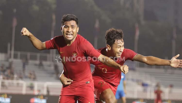 Asnawi Mangkualam Bahar (kiri) berselebrasi usai mencetak gol ke gawang Singapura, Kamis (28/11/2019).