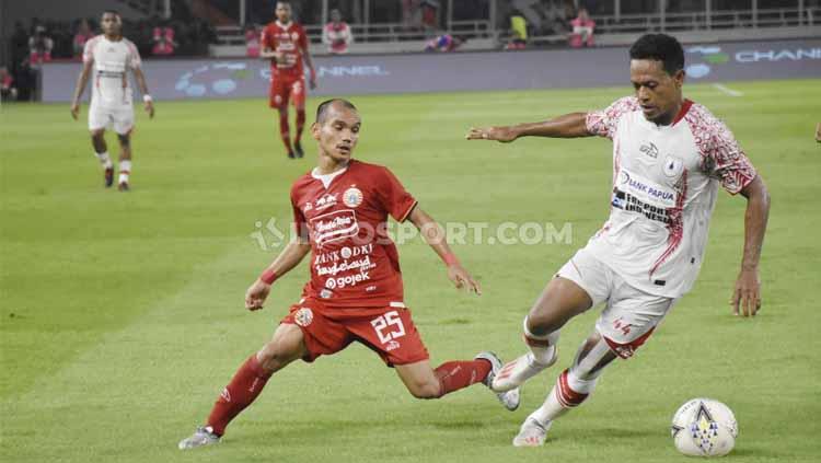 Riko Simanjuntak (kiri) mencoba merebut bola dari penguasaan Yohanis Tjoe, Kamis (28/11/2019). Copyright: Herry Ibrahim/INDOSPORT