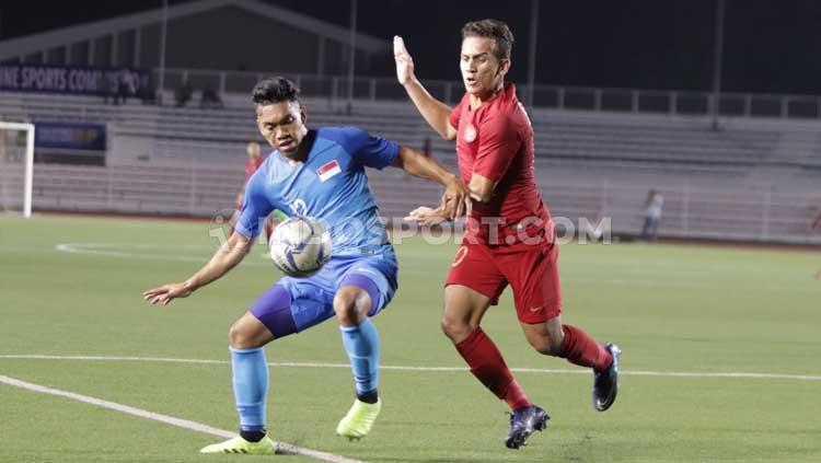 Bintang Timnas Indonesia U-23, Egy Maulana Vikri (kanan) berusaha menempel ketat pemain Singapura dalam lanjutan penyisihan Grup B SEA Games 2019, Kamis (28/11/2019).