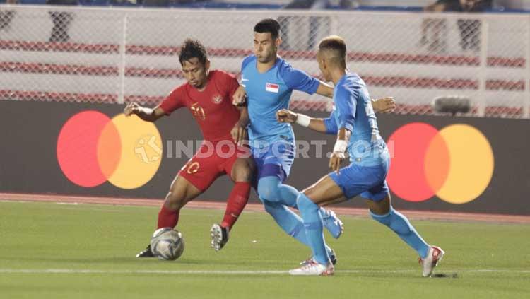 Osvaldo Haay (kiri) mendapatkan tekanan dan penjagaan dari dua pemain Singapura dalam laga kedua Timnas Indonesia U-23 di SEA Games 2019, Kamis (28/11/2019).